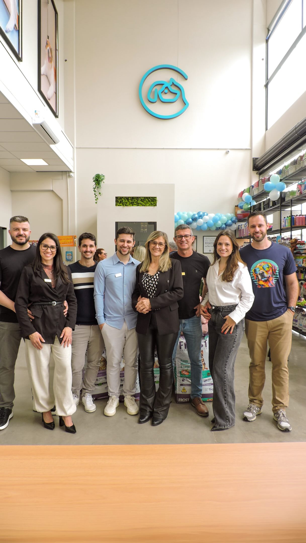 Foto coletiva de participantes da inauguração dentro da Doctor Petz